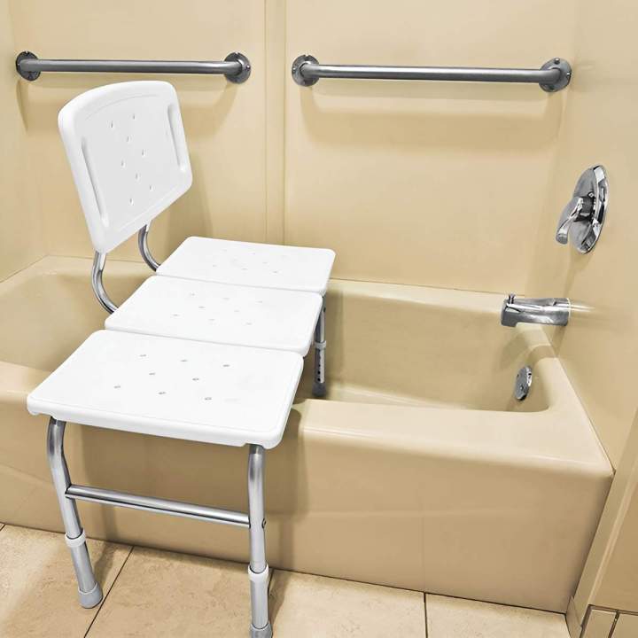 Salle de bains accessible et fonctionnelle pour une autonomie optimale.
